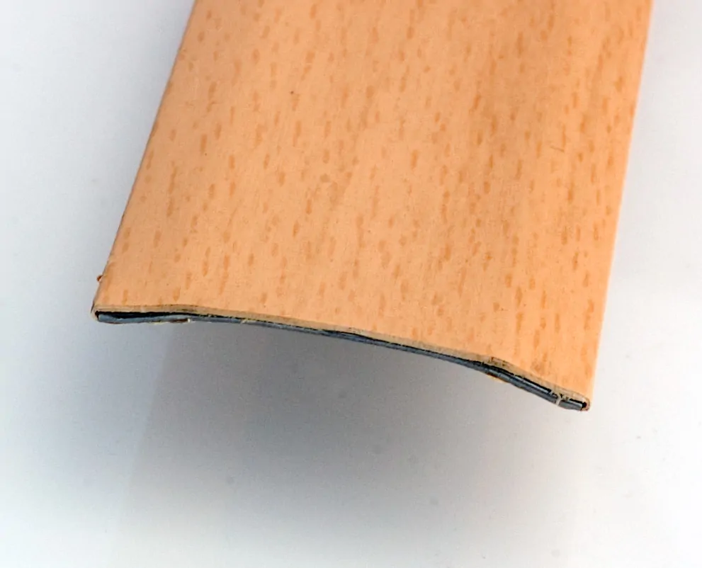 PERFIL ADHESIVO DOS ALAS - 83 X 4 CM (PASO DE PUERTA)